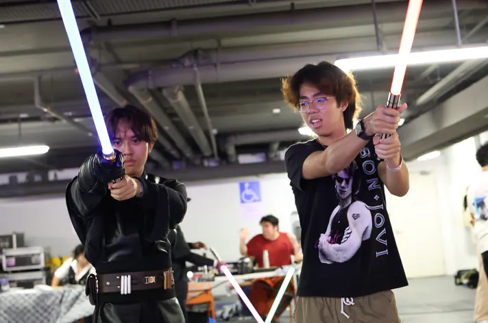 Lightsaber workshop, two duellists mid-clash, Level 1