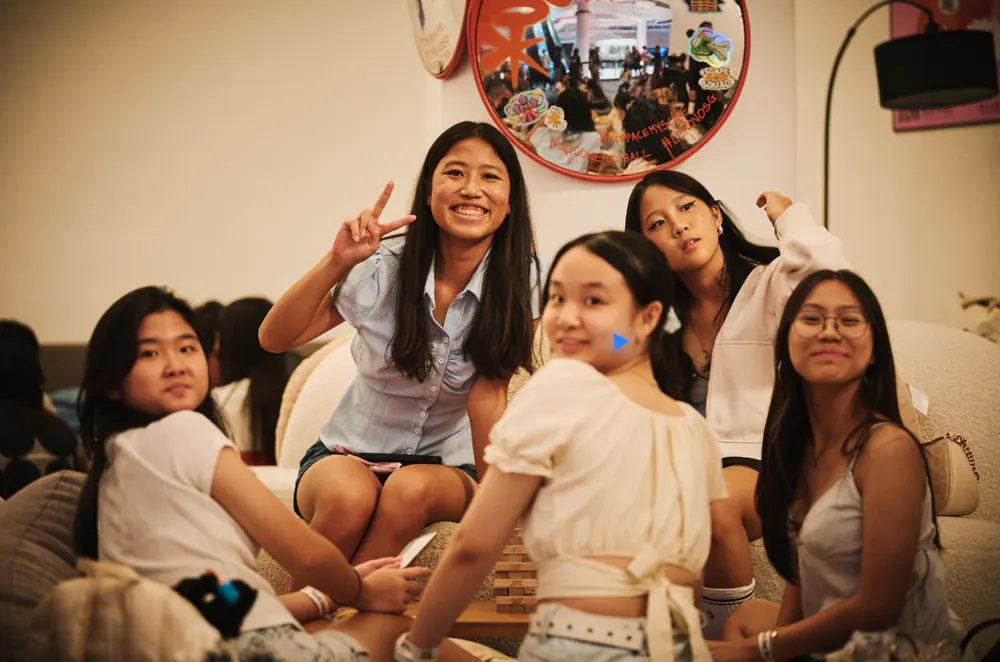 A group of friends on a sofa in the living room, Level 3